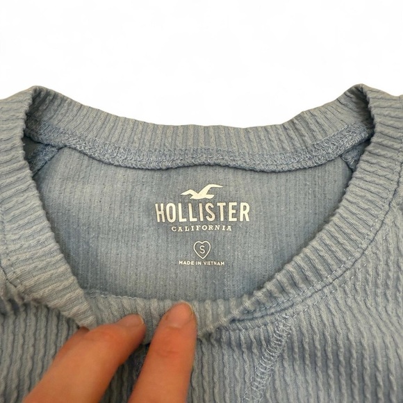 Hollister Women's Cropped Sweater - Picture 2 of 7